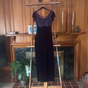 Amazing Vintage Y2K 579 Purple Velvet Gown